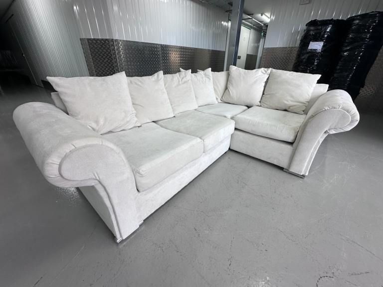 BEAUTIFUL CREAM/BEIGE CHESTERFIELD CORNER SOFA - DELIVERY OPTION