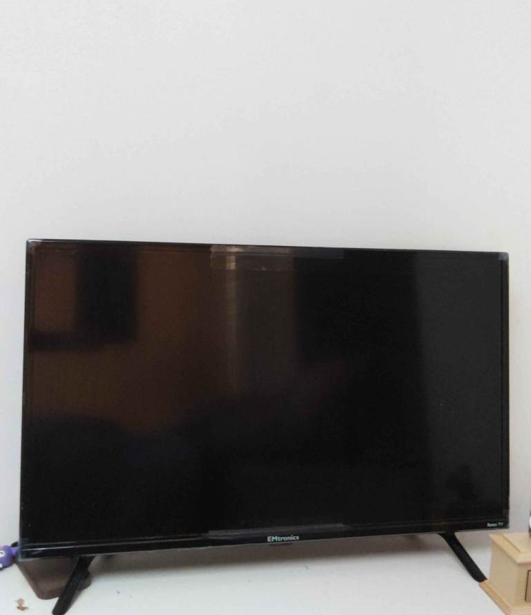 EMtronics 32" HD LED Smart Roku TV – Good Condition