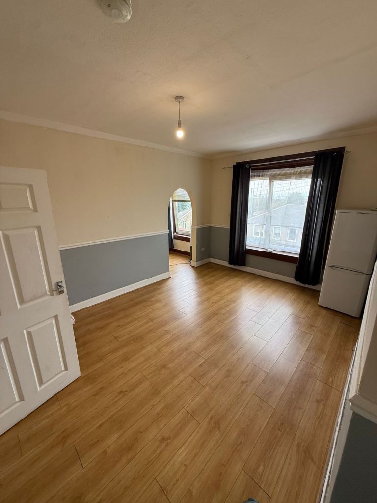 UNFURNISHED 2 BED FLAT TO RENT