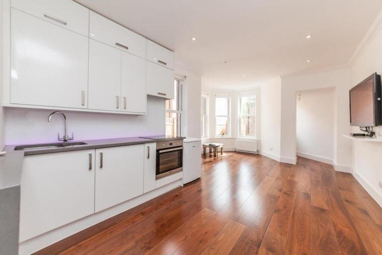 2 BED GROUND FLOOR FLAT WITH GARDEN