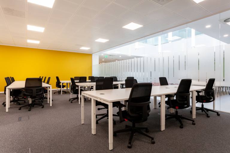 Mansfield - NG18 2RB \ Large Office for Up to 15 Desks, Ready to Use