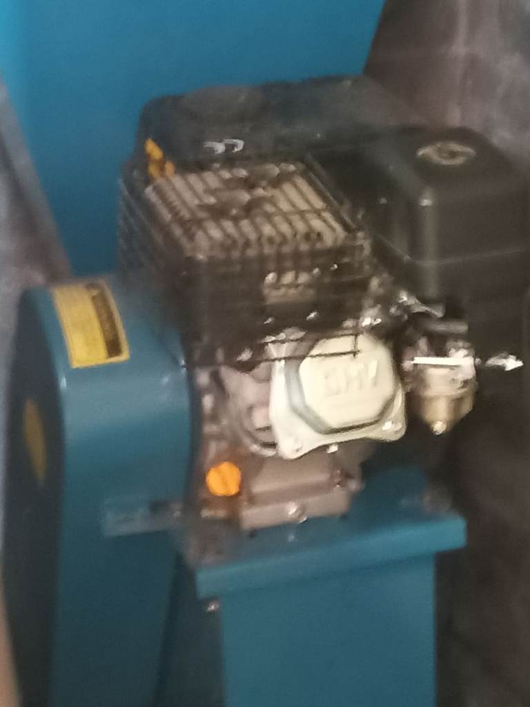 Wood chipper Hyundai petrol engine