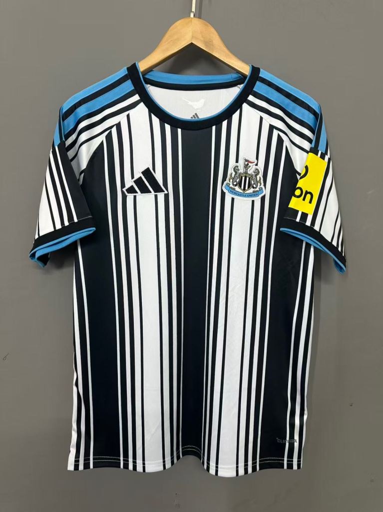 Newcastle United Football Shirt - Black/White  Stripes L