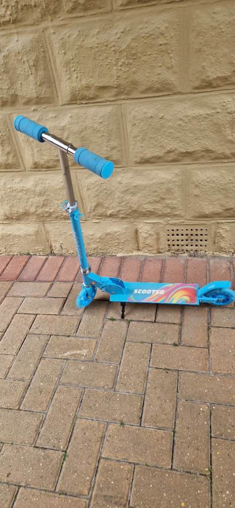 CHILDRENS INLINE FOLDING SCOOTER WITH LIGHT UP WHEELS. EXCELLENT CONDITION.