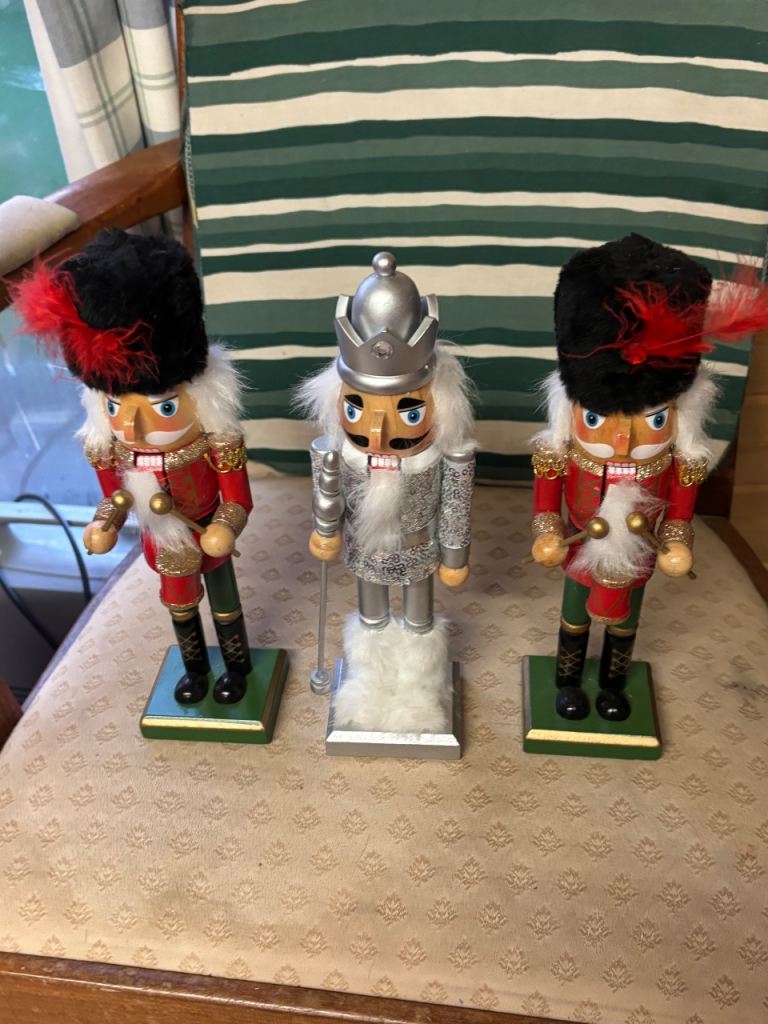 Small nutcracker soldiers