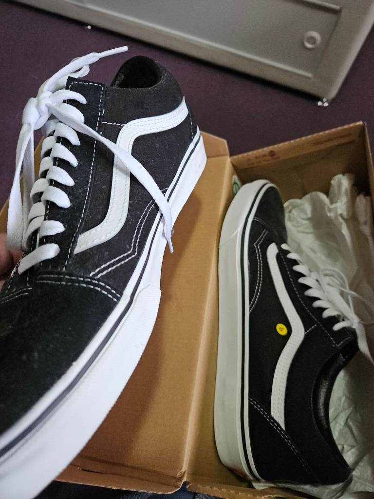 "Old Skool" black and white Vans (unworn)