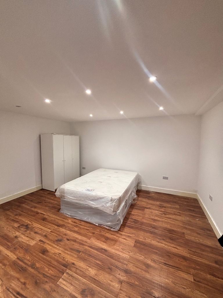 Double room to rent romford all bills included £300pw