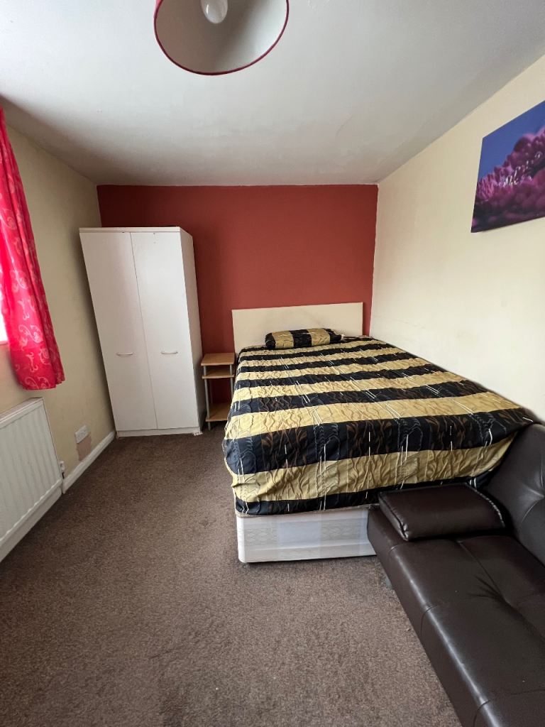 King size double bed room for rent in Slough 