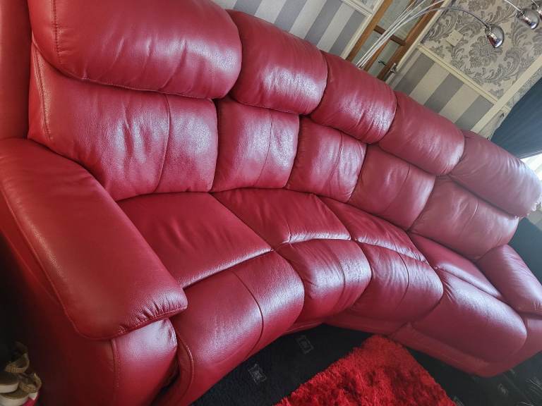 LEATHER SETTEE IN VGC 