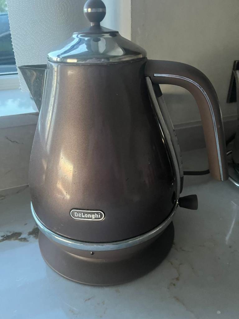 DeLonghi Metallic Pink Kettle