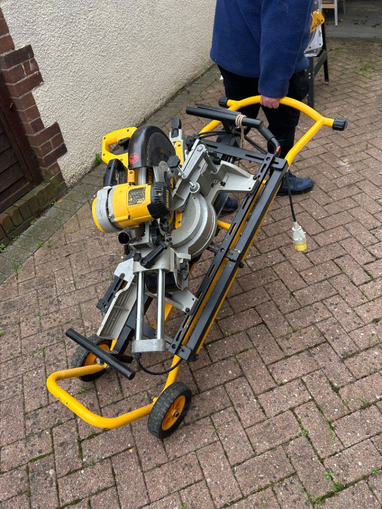 Dewalt DWS780 305mm Electric Sliding Mitre Saw & Folding Rolling Stand
