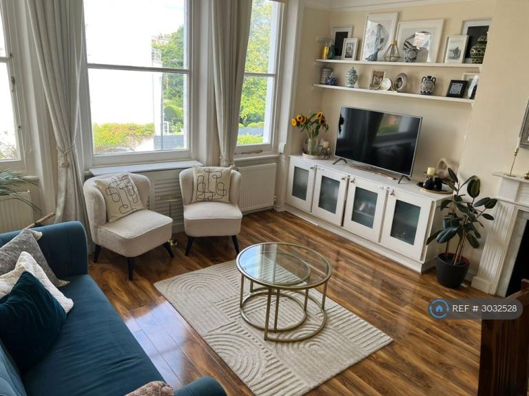 2 bedroom flat in Belsize Park Gardens, London, NW3 (2 bed) (#3032528)