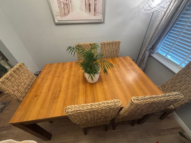 Solid oak dining table & chairs 