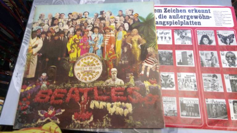 SGT PEPPER BEATLES VINYL STEREO 1969 ISSUE WITH INNER GERMAN FLIPBACK 