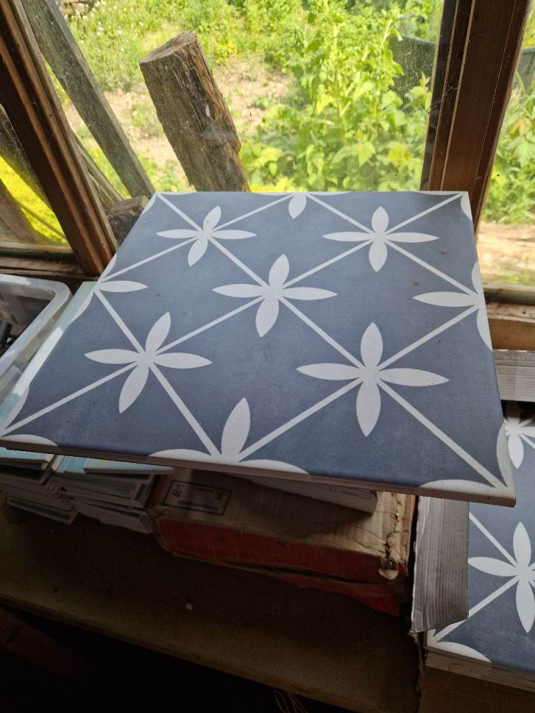 Floor/wall tiles 330mm x 330mm 8 available 