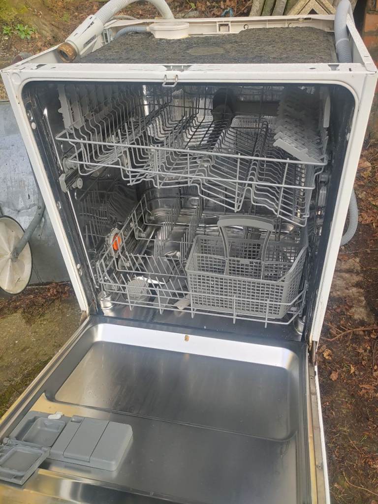 Integrated AEG Dishwasher FREE