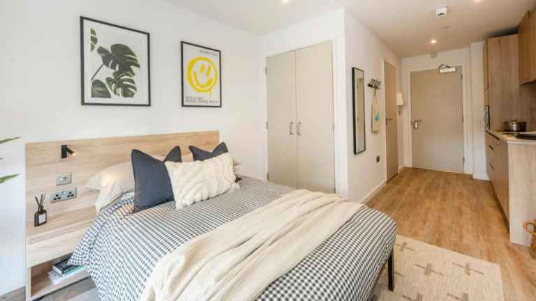 Ensuite Studio Flat for ONE STUDENT 