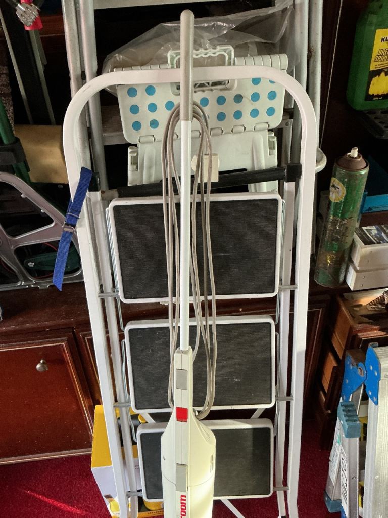 Small vacuum cleaner