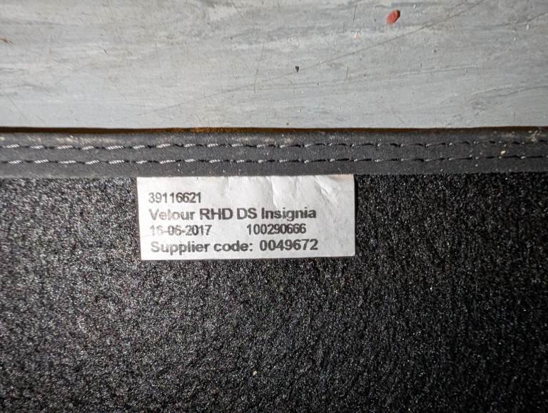 GENUINE VAUXHALL INSIGNIA ESTATE  SET 4 FRONT REAR   BLACK CARPET FLOOR MATS