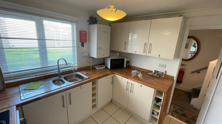 Immaculate condition 5 Bedrooms spacious *HMO* licence property in Chigwell -- Company Let Allowed