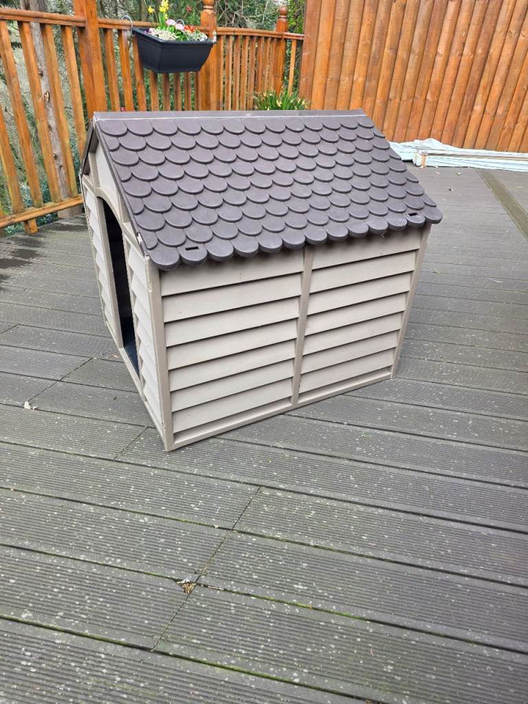 Plastic dog kennel