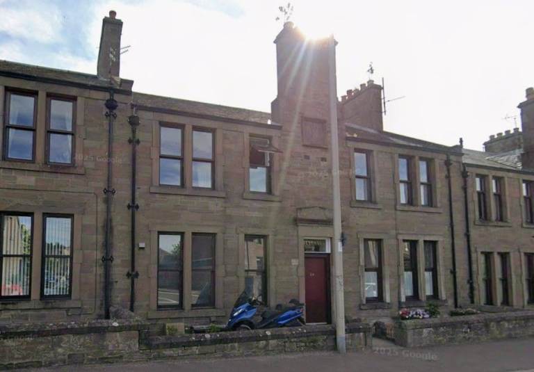 Large 1 Bedroom GF flat, double glazing, garden, white goods included, part funished available