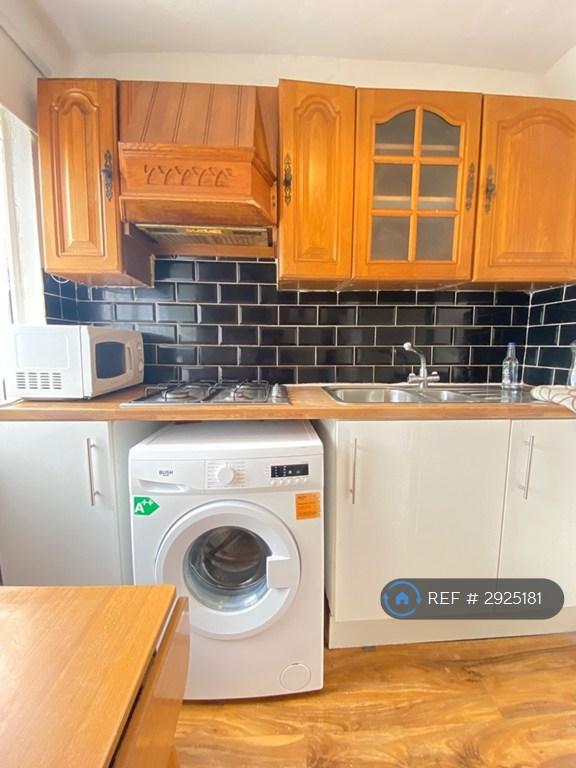 1 bedroom flat in Hounslow, Hounslow, TW3 (1 bed) (#2925181)