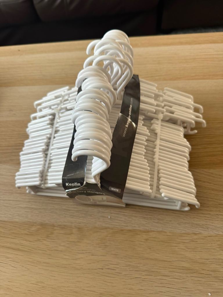 Keplin 25 Pack White Plastic Nursery Hangers – Brand New