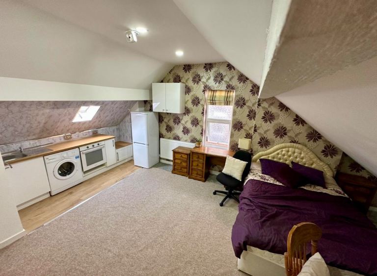 FLAT ,furnished all incl. Town centre Nr Birmingham,B236ux