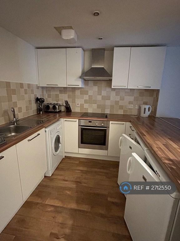 2 bedroom flat in Fraser House, Aberdeen, AB11 (2 bed) (#2712550)