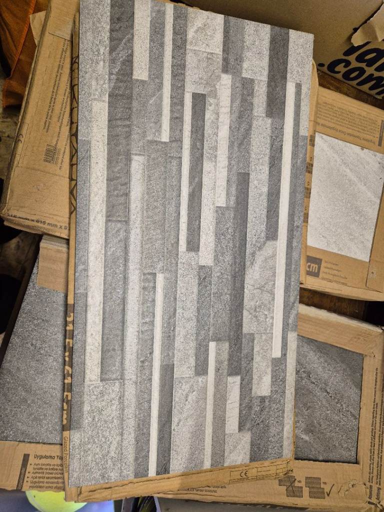 24 Tiles 315 x 615 x 9 mm 16 pattern/ 2 plain dark grey/ 6 light grey