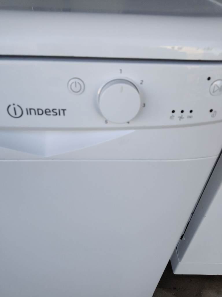 Slimline dishwasher ( like new)