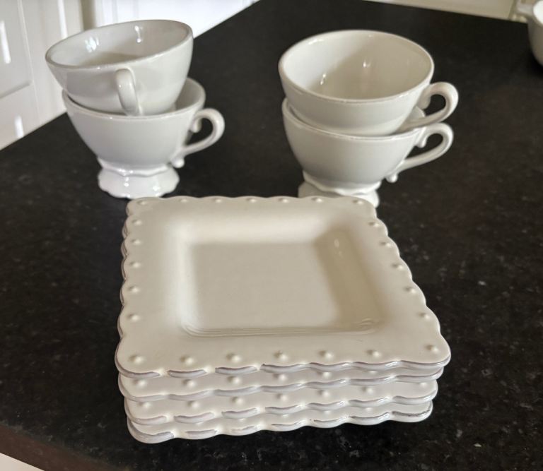 CÔTE TABLE White Ceramic Cups and Square Plates Set