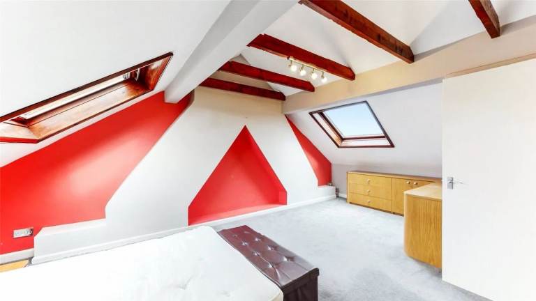 1 bedroom in Elvendon Road, London, N13 (NO AGENCIES)