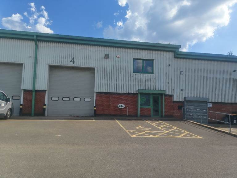 Spacious unit(2665 sq ft)  to let  Charles Street, West Bromwich B70 0BF