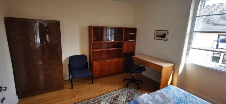 Big double bed room to let Newington short term