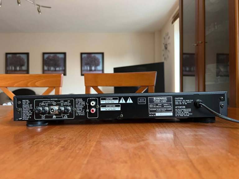 Pioneer F-551L FM/AM Digital Synthesizer Tuner