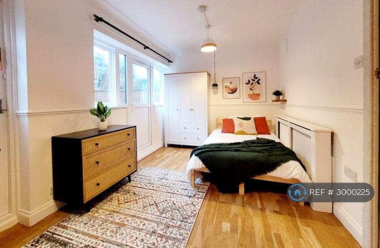 4 bedroom house in Louise Gardens, Rainham, RM13 (4 bed) (#3000225)