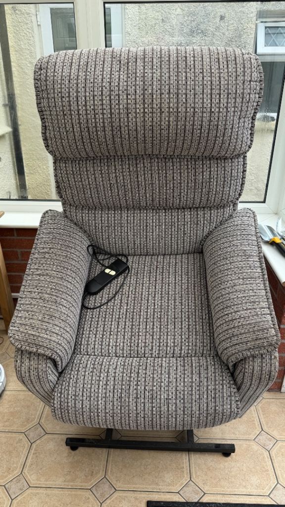 Comfortable Grey Fabric Rise and Recline Chair with Remote