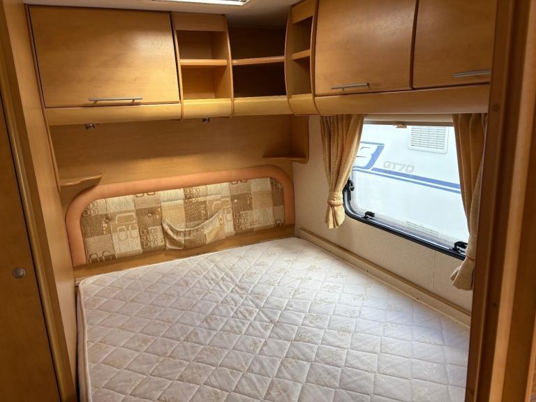  BAILEY PAGEANT BURGUNDY -FIXED BED CARAVAN WITH CORNER WASHROOM & MOTORMOVER