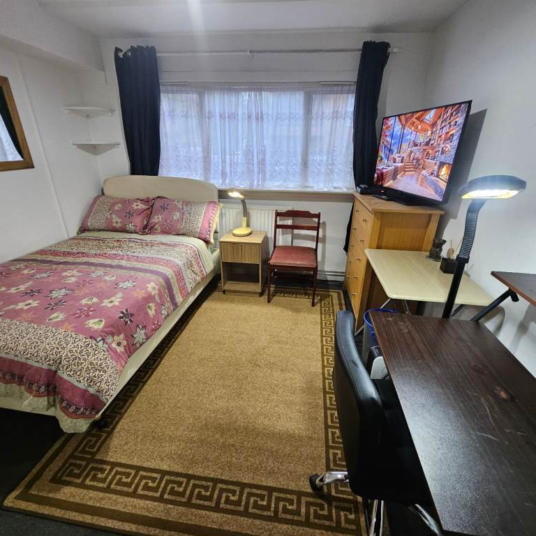 A LARGE SINGLE ROOM - WEST LONDON - NO DEPOSIT