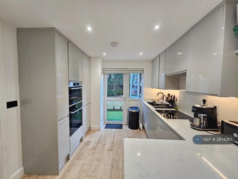 2 bedroom flat in Hazel Way, London, SE1 (2 bed) (#2874287)