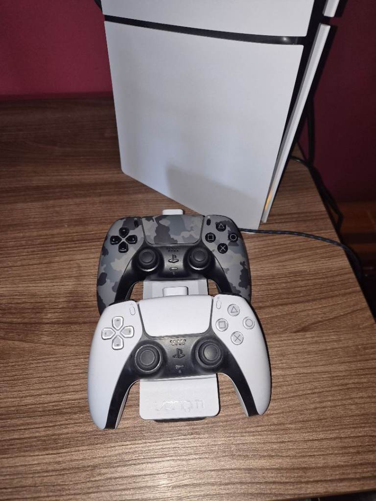 Playstation 5 Digital Edition + 2 Controllers (1 Army edition)+ Playstation wireless charger 
