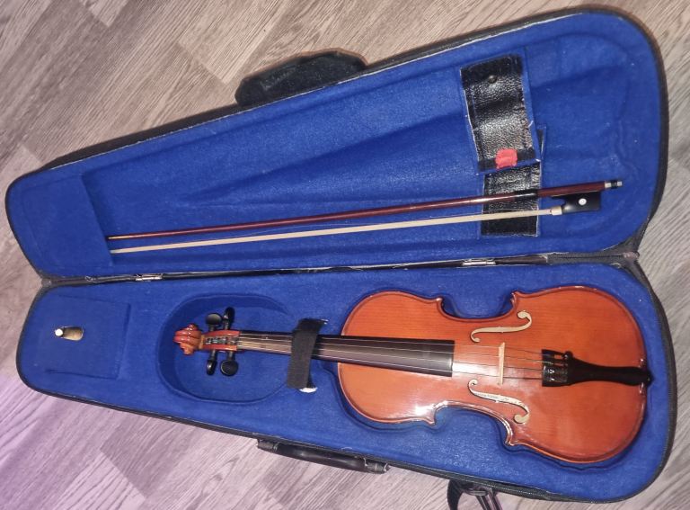 Violin including bow and case