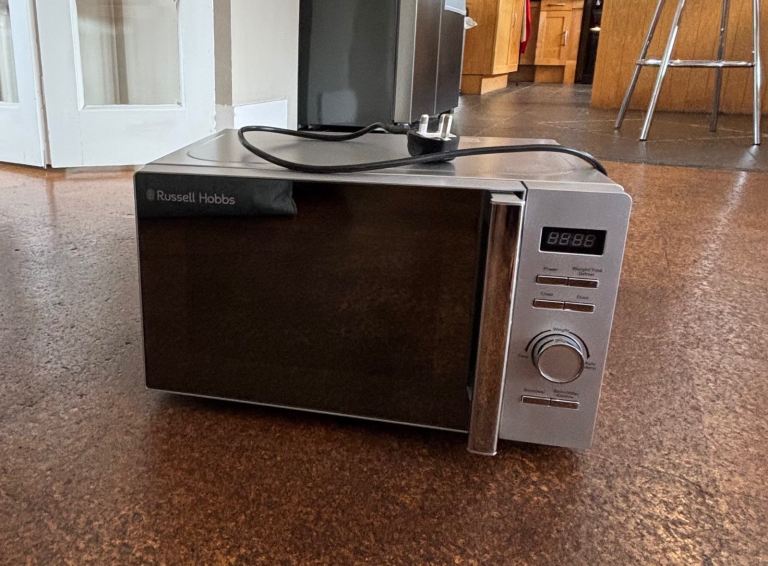 Russell Hobbs Digital Microwave Oven 20 litres  – Silver, Good Condition