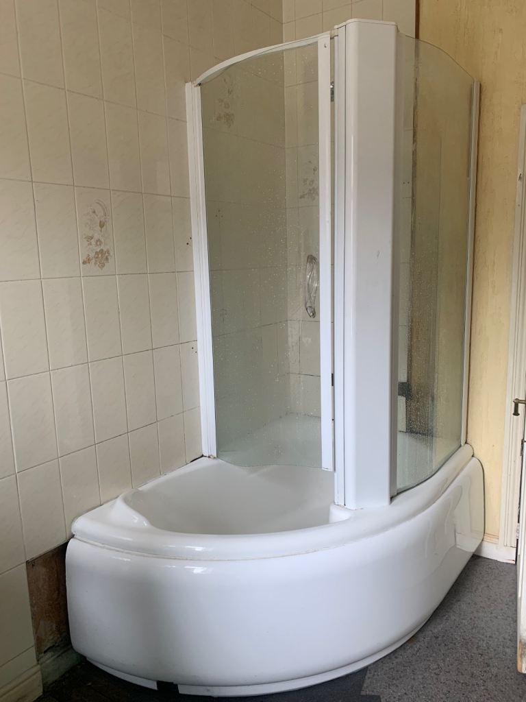 Corner bath with jet shower & screen