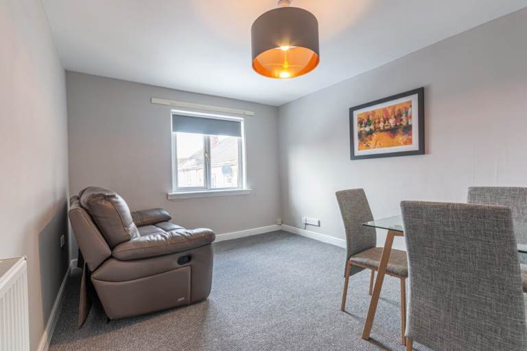 Spacious, 4 bedroom, HMO flat to the North of the City – available June
