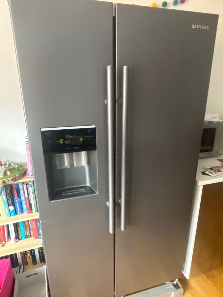 Samsung Fridge Freezer with ice maker and water dispenser 