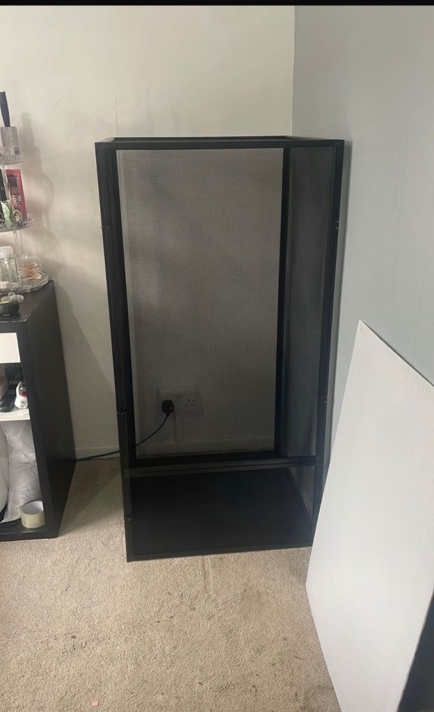 Large Reptile Vivarium/Terrarium with Accessories – Good Condition