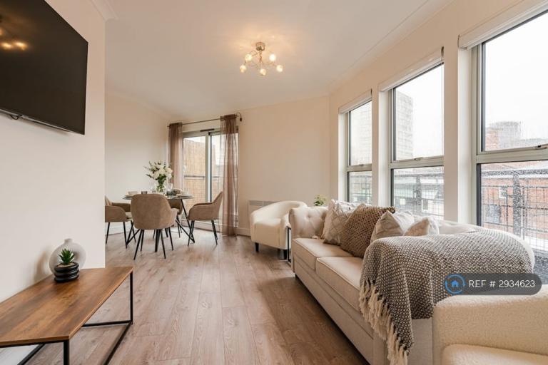2 bedroom flat in Qube, Birmingham, B1 (2 bed) (#2934623)